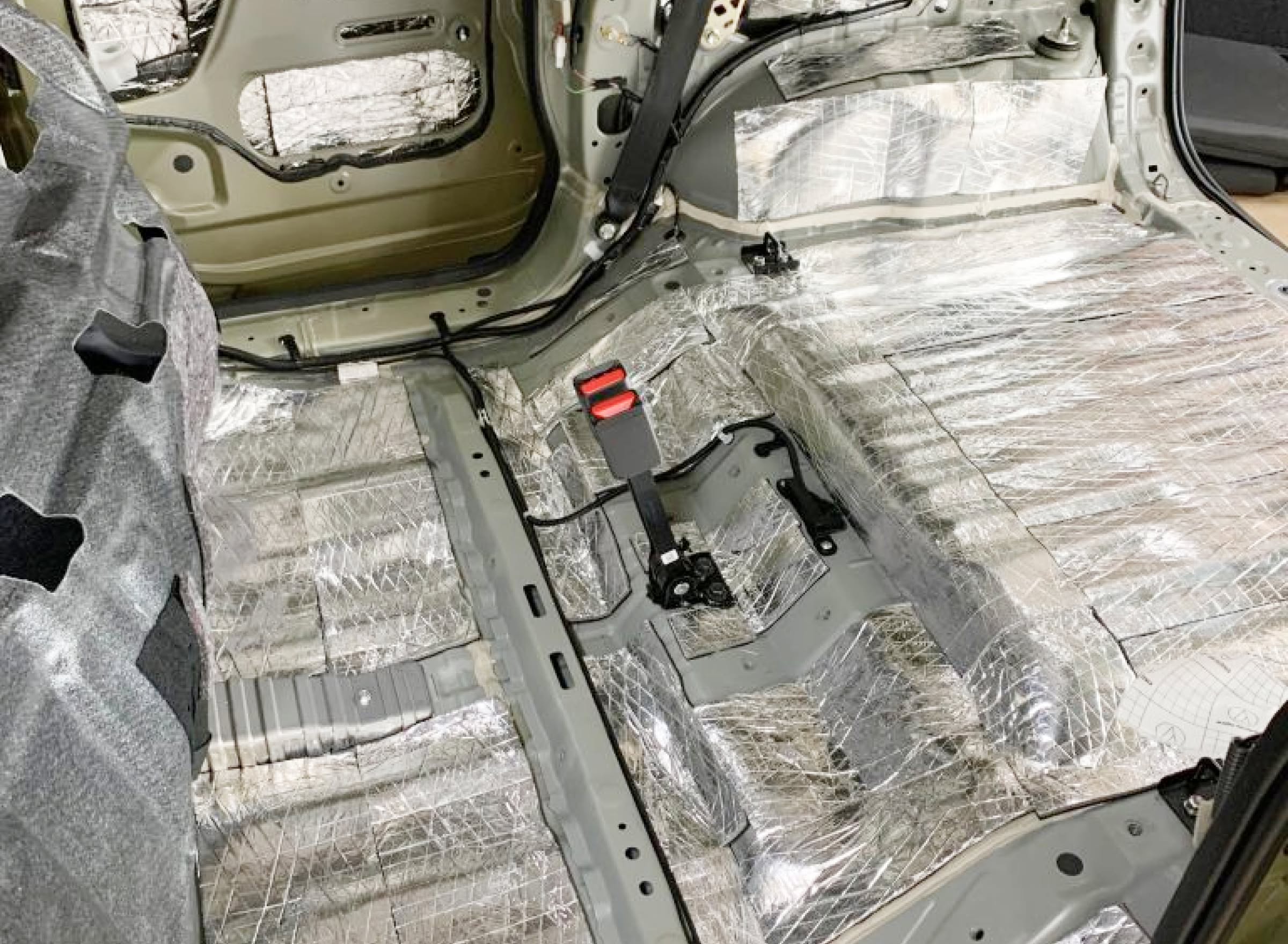 フロアデッドニング（車両後部＋リアタイヤ周辺）